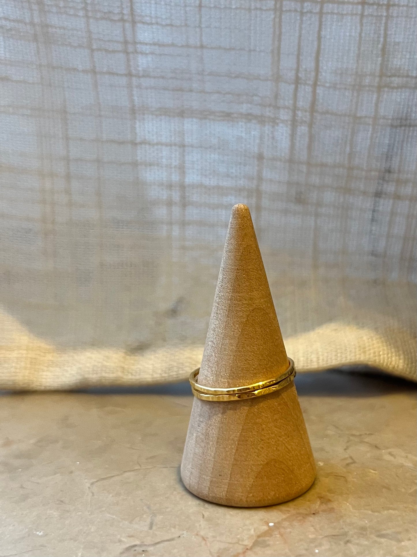 Sophie - Bague fine martelée en plaqué or