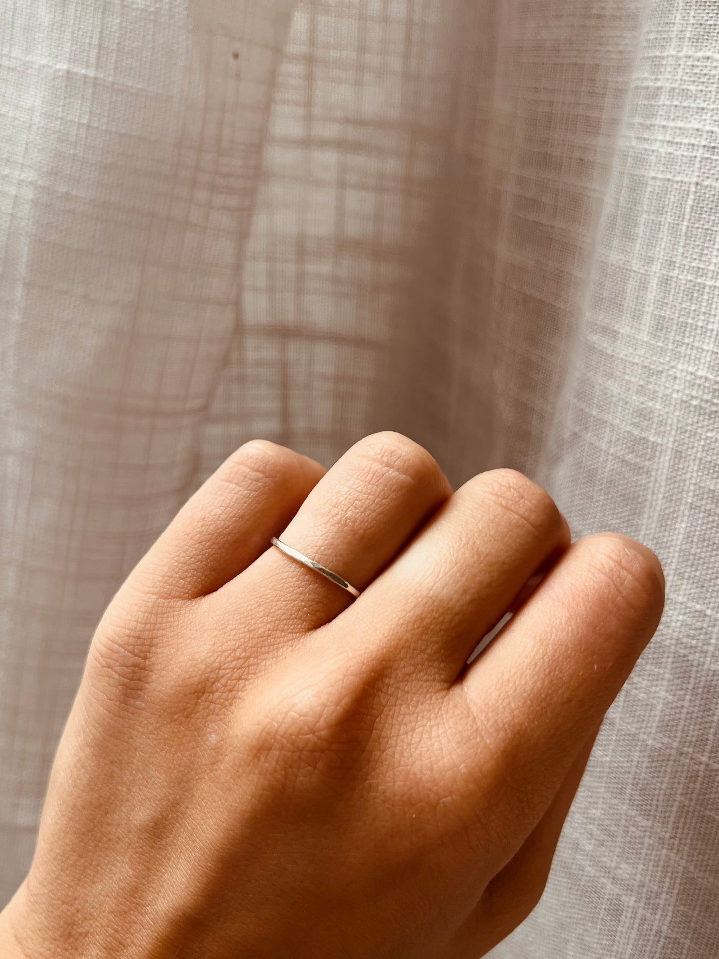 Sophie - Bague fine martelée en Argent