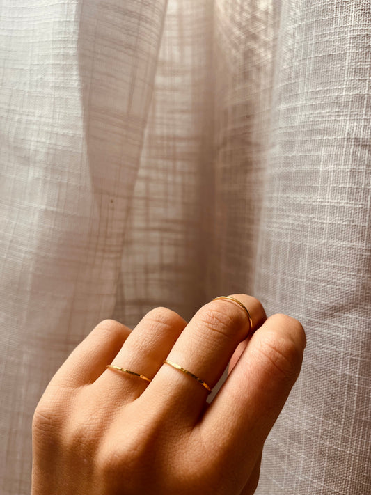 Sophie - Bague fine martelée en plaqué or